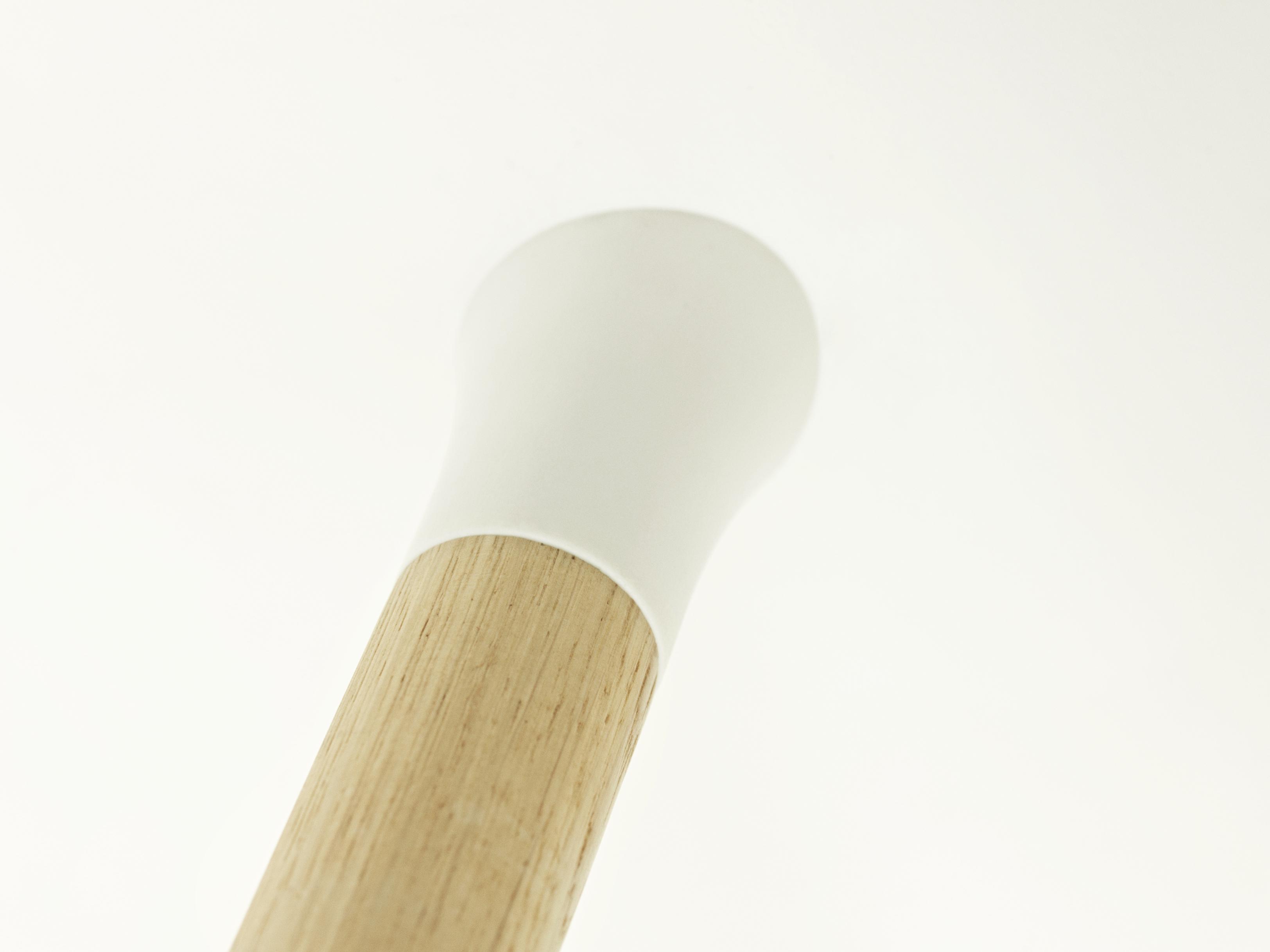 Detailaufnahme vom Bein des Form Barhocker H 75 cm von Normann Copenhagen aus Holz.