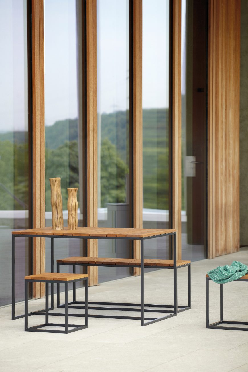 Alois Tischgruppe von Jan Kurtz: Outdoor Esstisch mit Stühlen und minimalistischem Design.