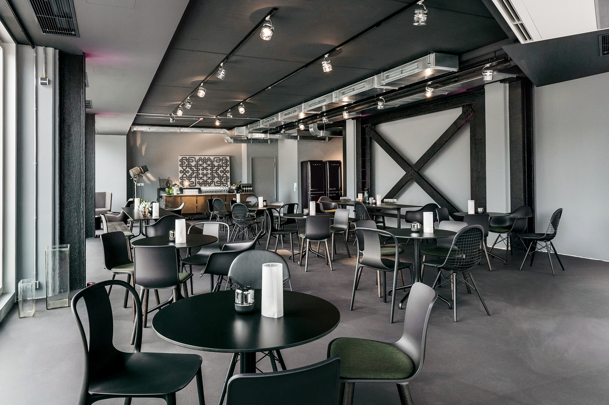 DKW Wire Chair Stuhl von Vitra mit Sitzpolster in einem modernen Restaurant.