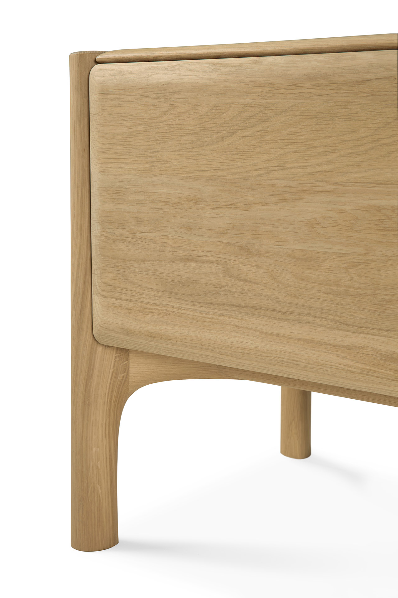 Detailaufnahme der Ethnicraft PI TV Cupboard Anrichte aus massivem Eichenholz mit abgerundeten Kanten.