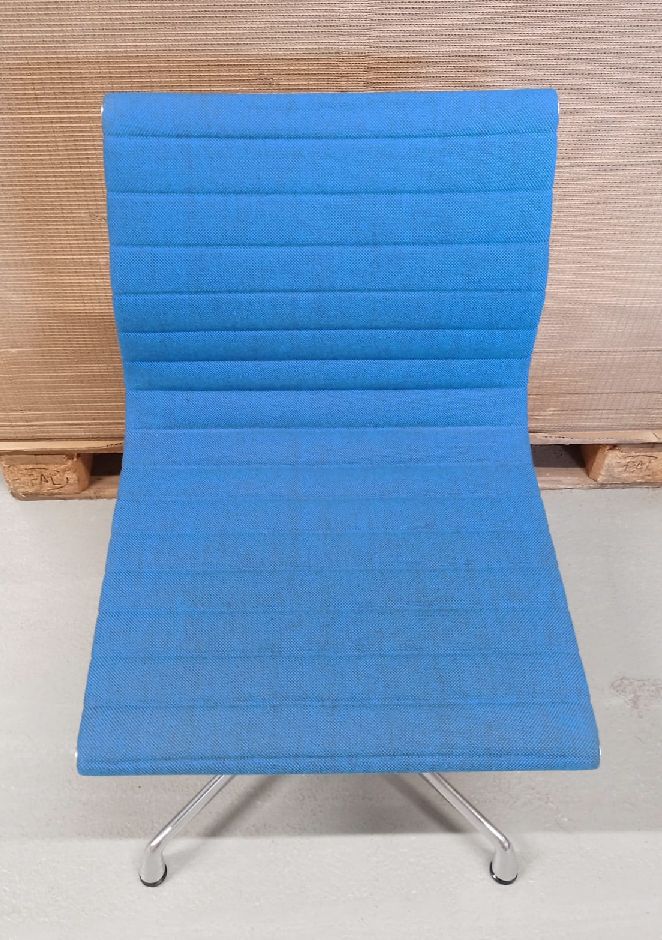 Aluminium stoel EA 101 / EA101 Stoel BLAUW/MOORBRUIN Vitra TENTOONSTELLINGSSTUK / TWEEDEHANDSMEUBEL