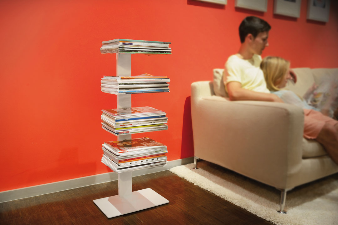 Booksbaum Regal: Weißes Standregal mit Magazinen, Bücherregal für Wohnzimmer und Büro.