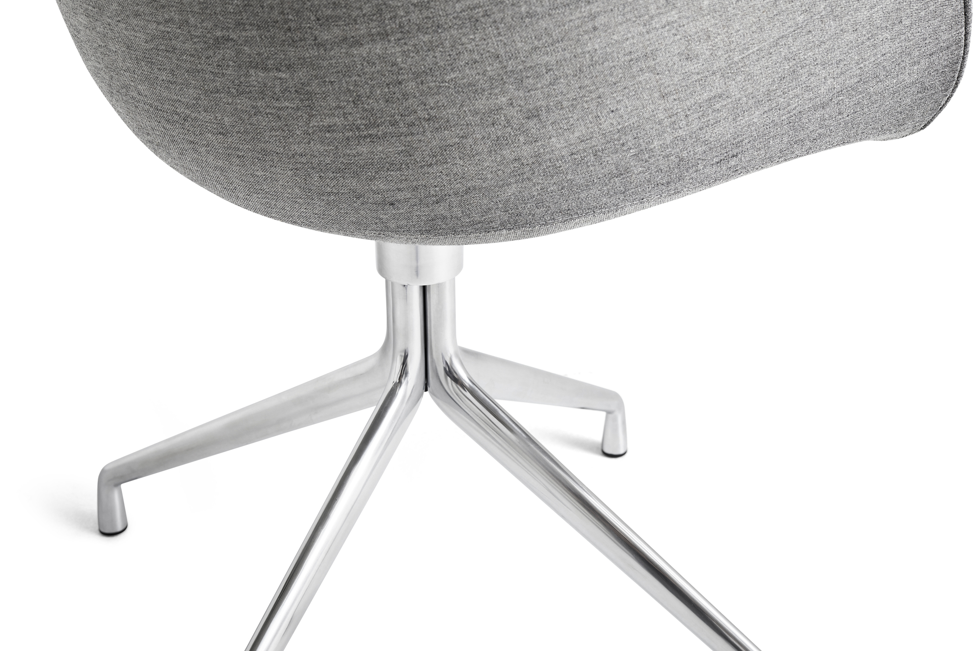 Detailansicht: About a Chair AAC121 Stuhl von Hay, grauer Stoffbezug und verchromtes Fußgestell.