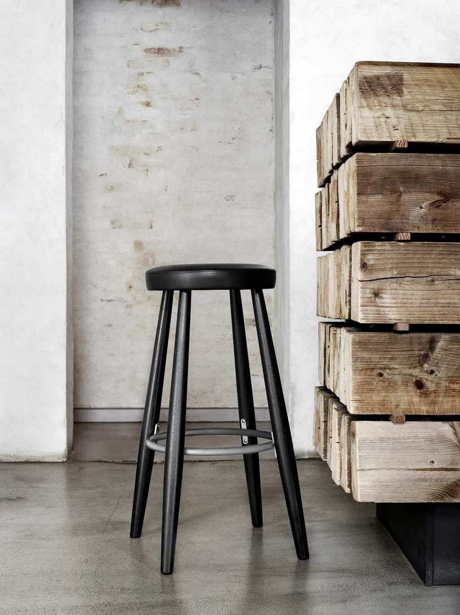 Schwarzer CH56 Barhocker von Carl Hansen & Søn mit Lederpolsterung und Fußstütze. Moderner Barstuhl.