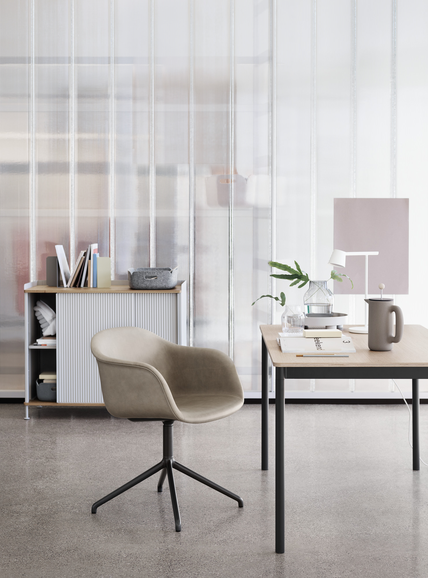 Büro mit Muuto Base Table Tisch aus Holz und schwarzem Gestell, Stuhl und Regal.