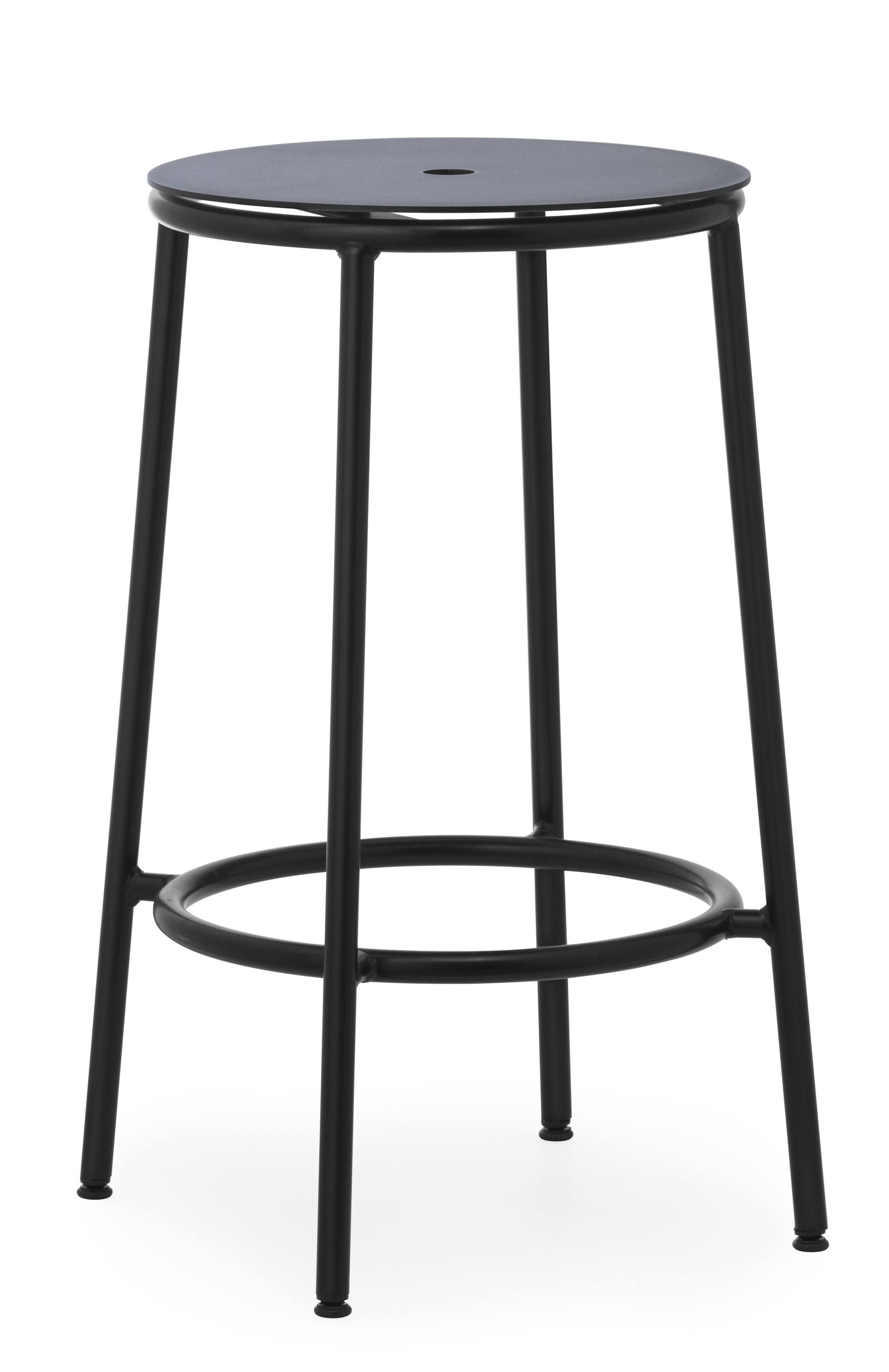 Schwarzer Circa Barhocker H 65 cm von Normann Copenhagen mit runder Sitzfläche und Fußstütze.