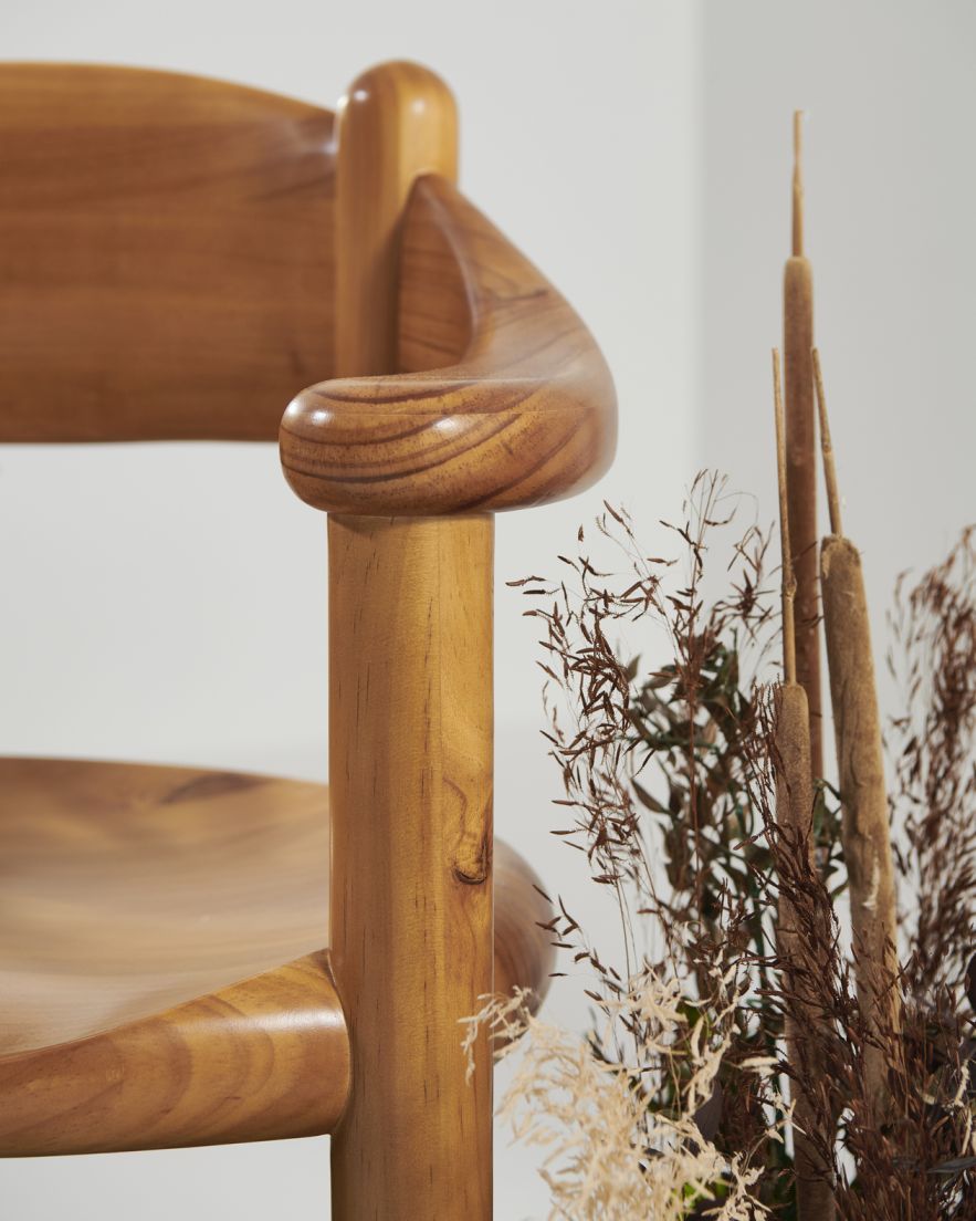 Detailaufnahme Daumiller Stuhl von Gubi: Armlehne und Sitzfläche aus hellem Holz, skandinavisches Design.