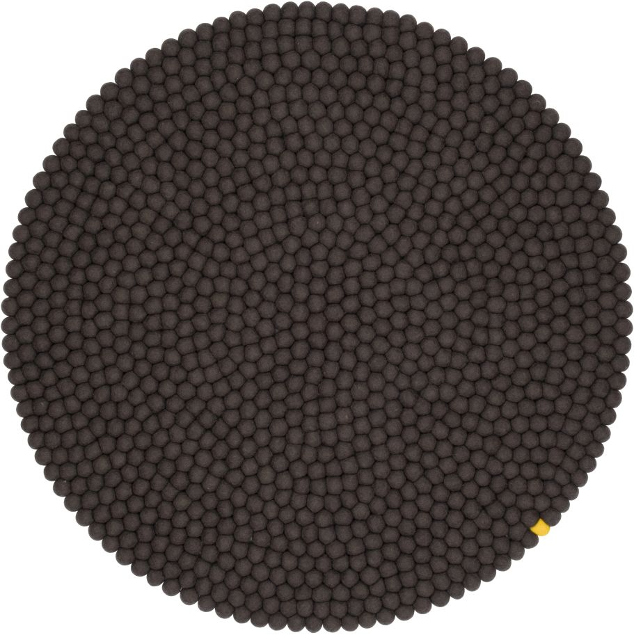 Anthrazitfarbener, runder Filzteppich "Big One" (Ø 300 cm) von myfelt, gefertigt aus vielen kleinen Filzkugeln.