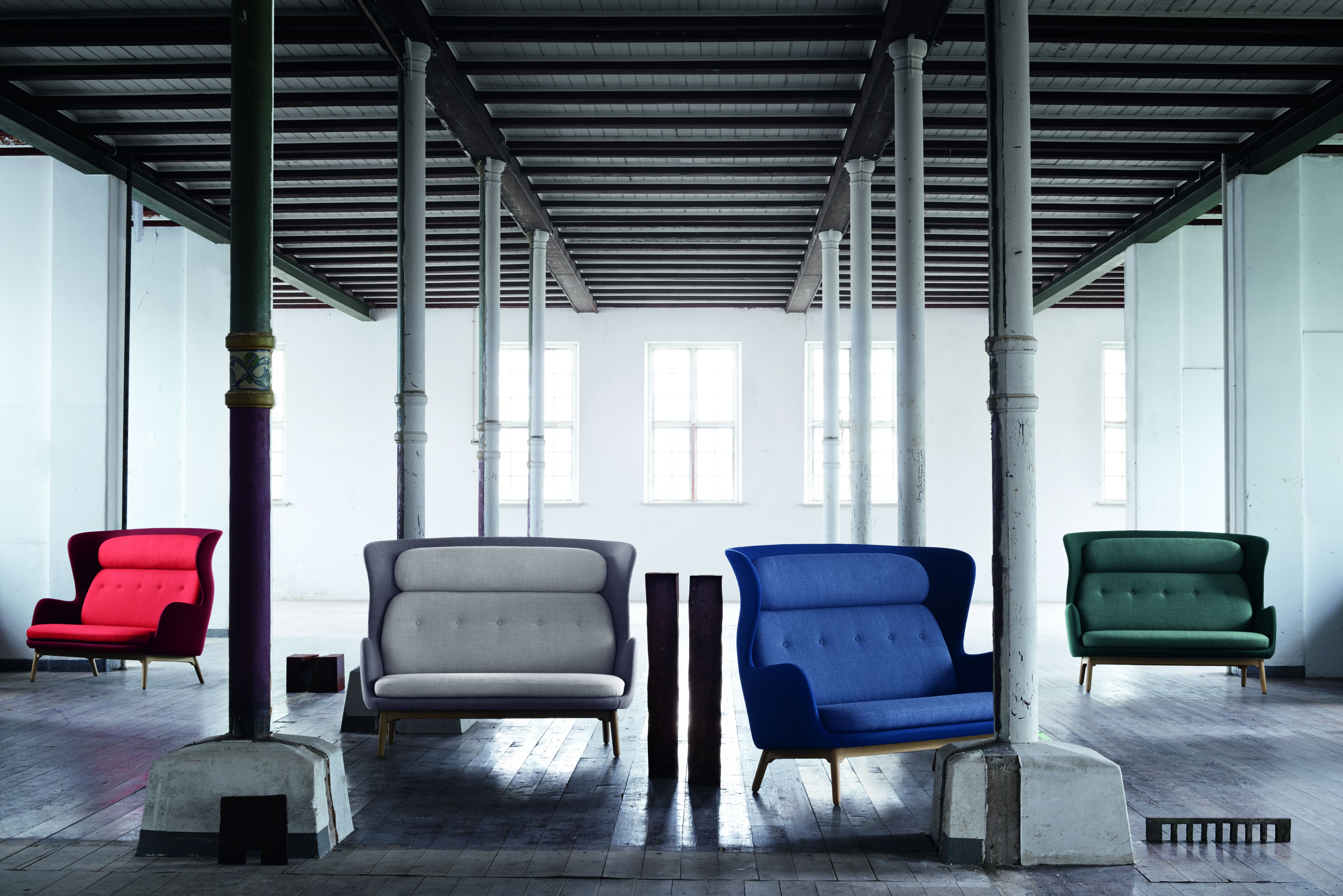 Fritz Hansen Ro Sessel aus Holz in Rot, Grau, Blau und Grün in Loft-Umgebung.