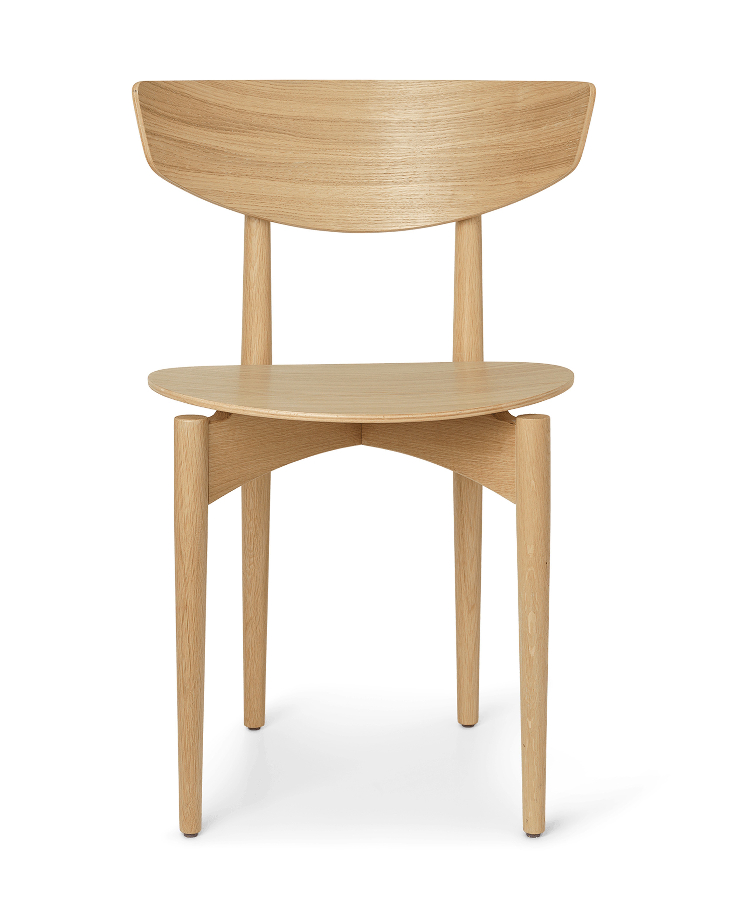 Heller Herman Esszimmerstuhl von Ferm Living mit Holzgestell, Frontansicht. Skandinavisches Design.
