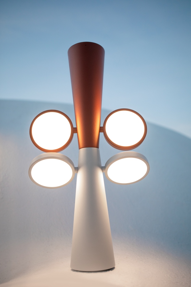 Oto Tischleuchte von Fermob in Lakritz: Moderne Lampe mit vier runden Leuchten.