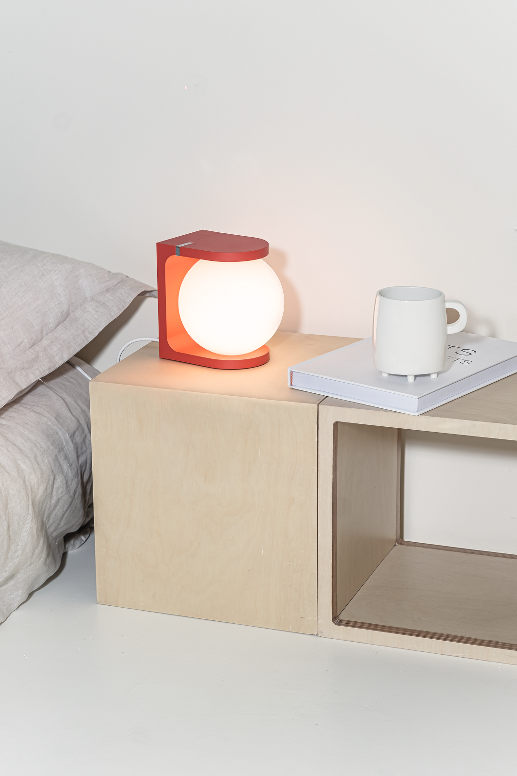 Plat Reading Lamp Tischleuchte von house of home in Rot, Nachttischlampe mit Kugeldesign.