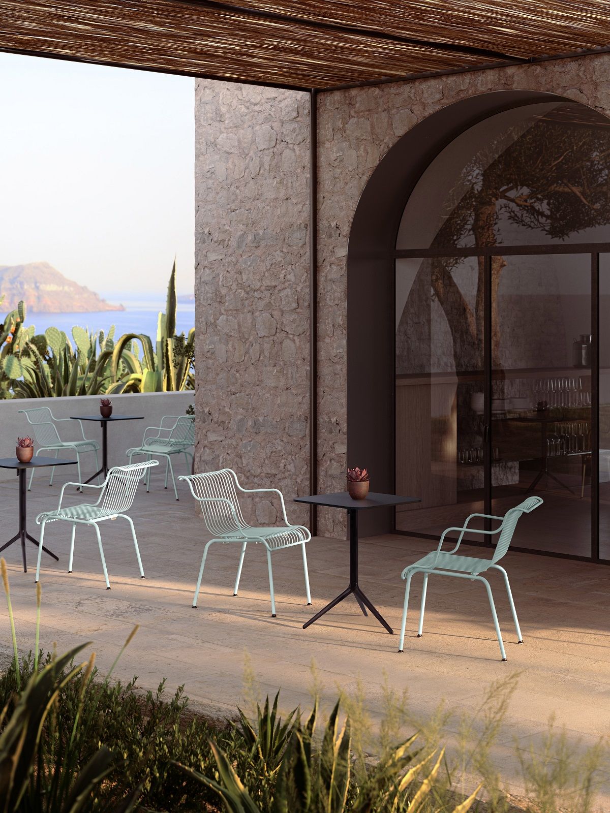 South Outdoor Chair Stuhl Magis, mintfarbener Gartenstuhl aus Metall mit Armlehne, Outdoor-Möbel für Terrasse.