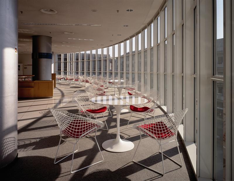 Bertoia Diamond Sessel von Knoll International im Außenbereich mit rotem Kissen und filigranem Drahtgestell.