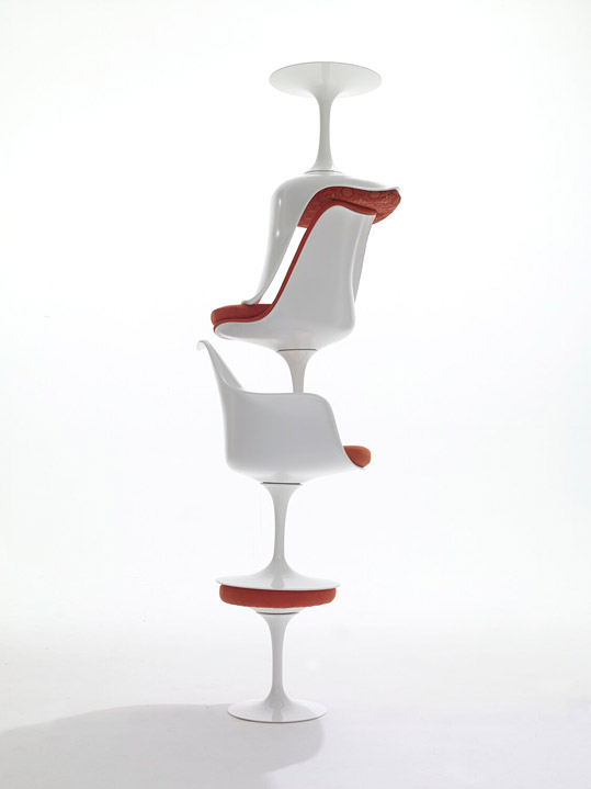 Gestapelte, weiße Tulip Armchair / Tulpen Armlehnenstühle drehbar von Knoll International mit roter Sitzfläche, modernes Design.