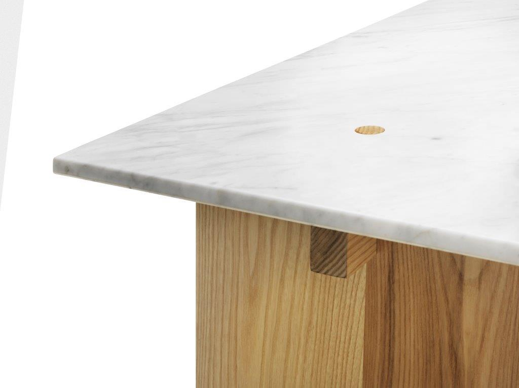 Detailaufnahme vom Normann Copenhagen Solid Table Couchtisch mit Marmorplatte und hellem Holzfuß, modernes Möbeldesign.