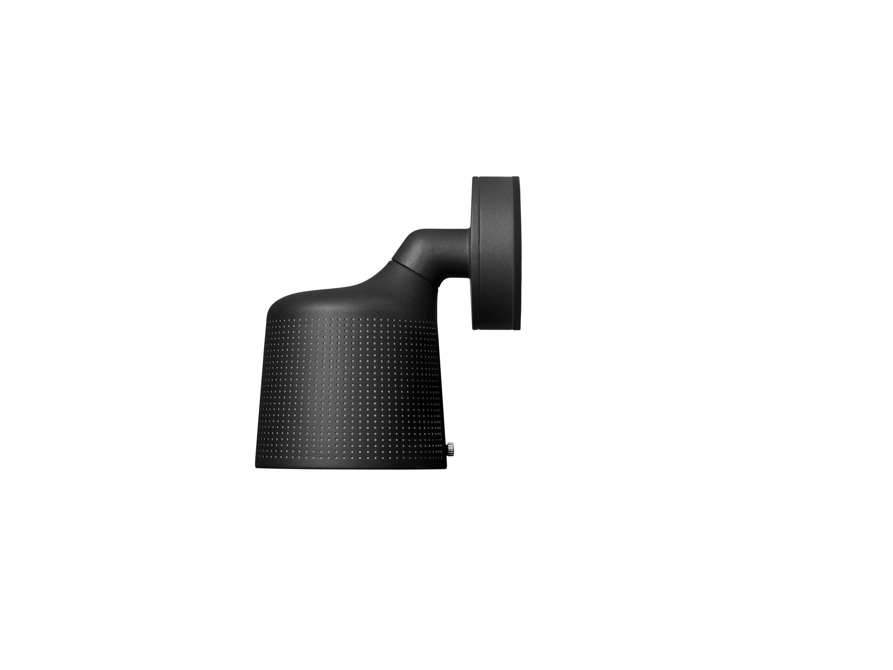 Schwarzer Vipp Wandspot für Außenbereiche, moderne Wandleuchte mit perforiertem Schirm.