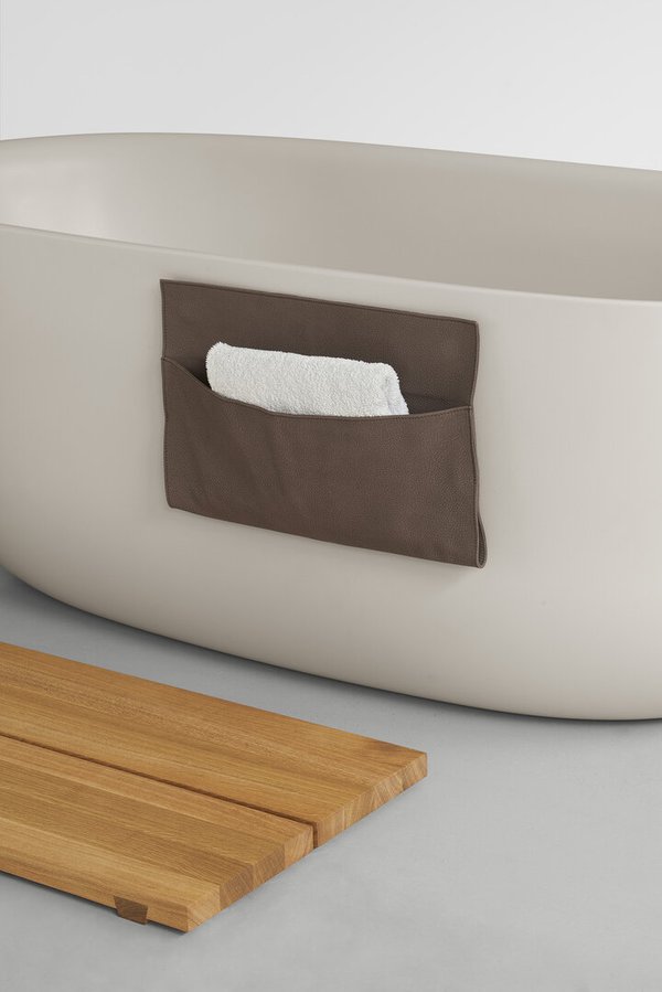 e15 EK06 Fußbrett aus Eiche neben Badewanne mit brauner Leder-Tasche und weißem Handtuch.