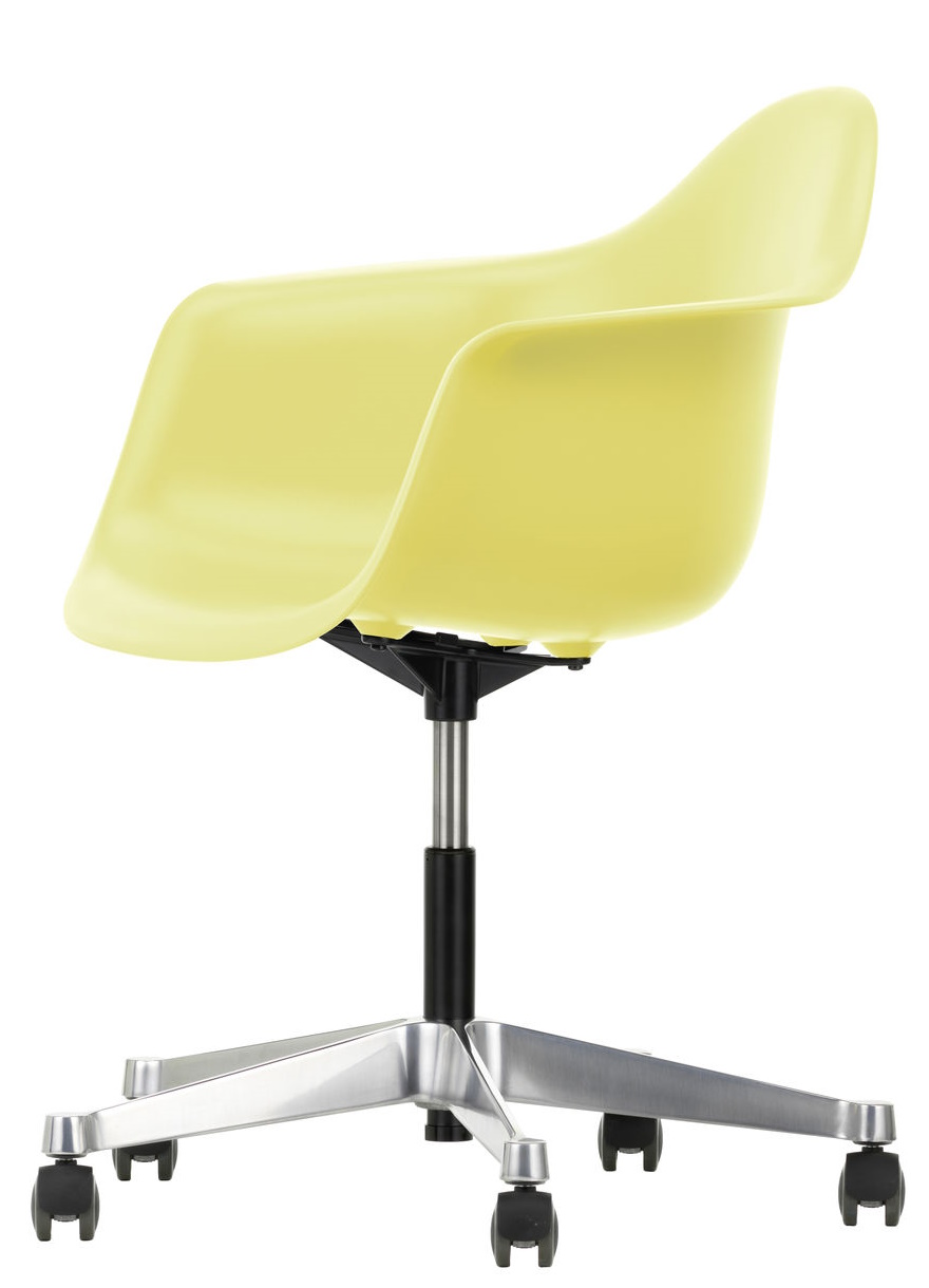 Gelber Eames Plastic Arm Chair von Vitra mit Rollenfuß, moderner Bürostuhl für das Homeoffice.