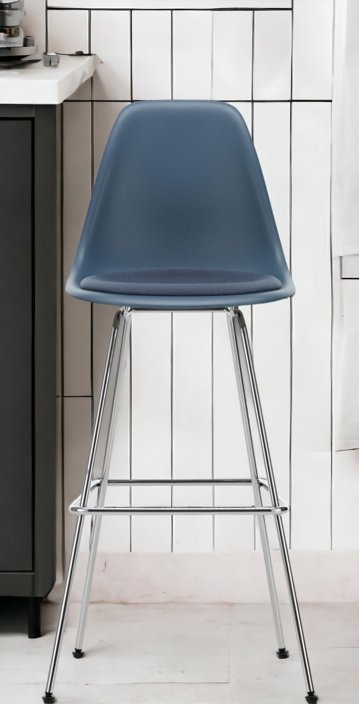 Eames Plastic Bar Stool von Vitra, blauer Barhocker mit Sitzpolster und verchromtem Gestell.