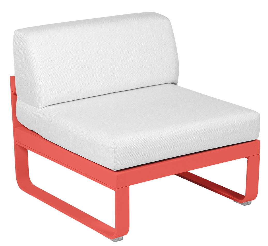 Bellevie Fermob Outdoor Sofa 1-Sitzer Modul Mitte, korallefarbenes Gestell mit weißen Polstern für Garten und Terrasse.