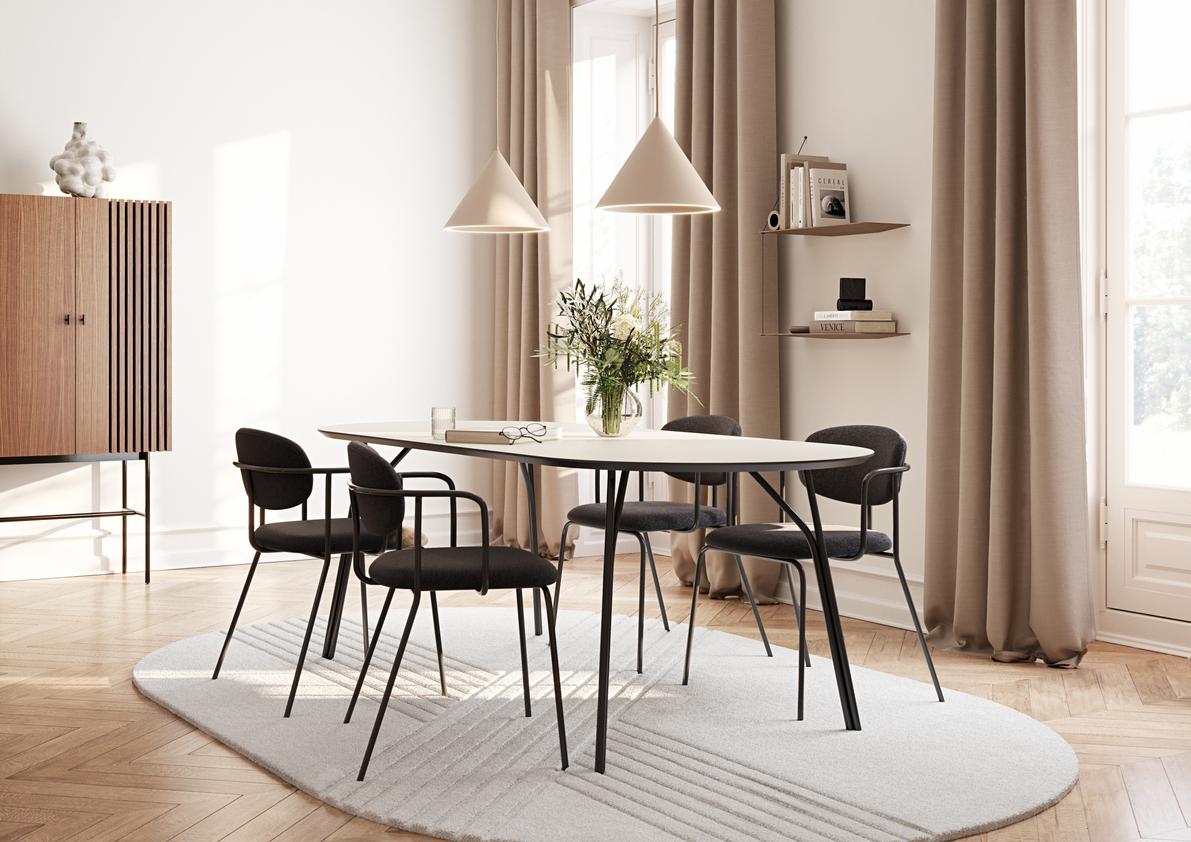 Esszimmer mit Woud Kyoto Teppich, 210x340 cm, in hellem Grau unter ovalem Tisch.