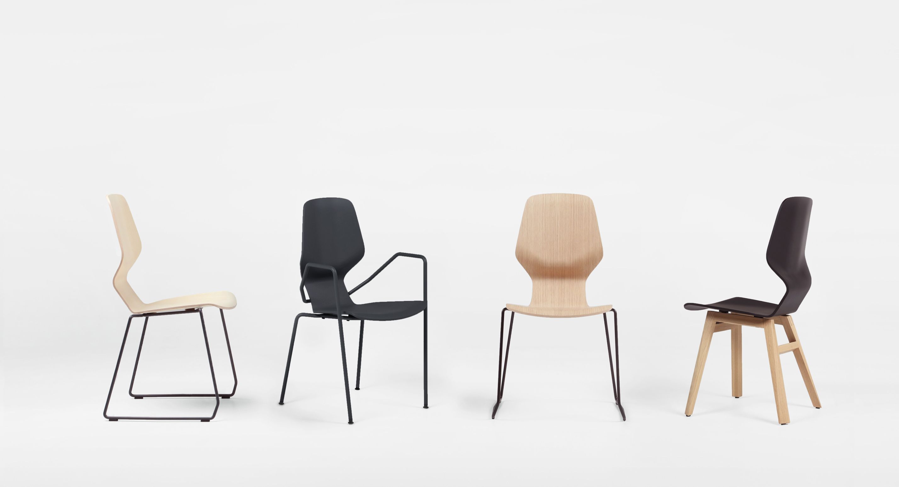 Vier Oblikant Stühle von Prostoria mit Metall- und Holzbeinen in verschiedenen Farben, modernes Möbeldesign.