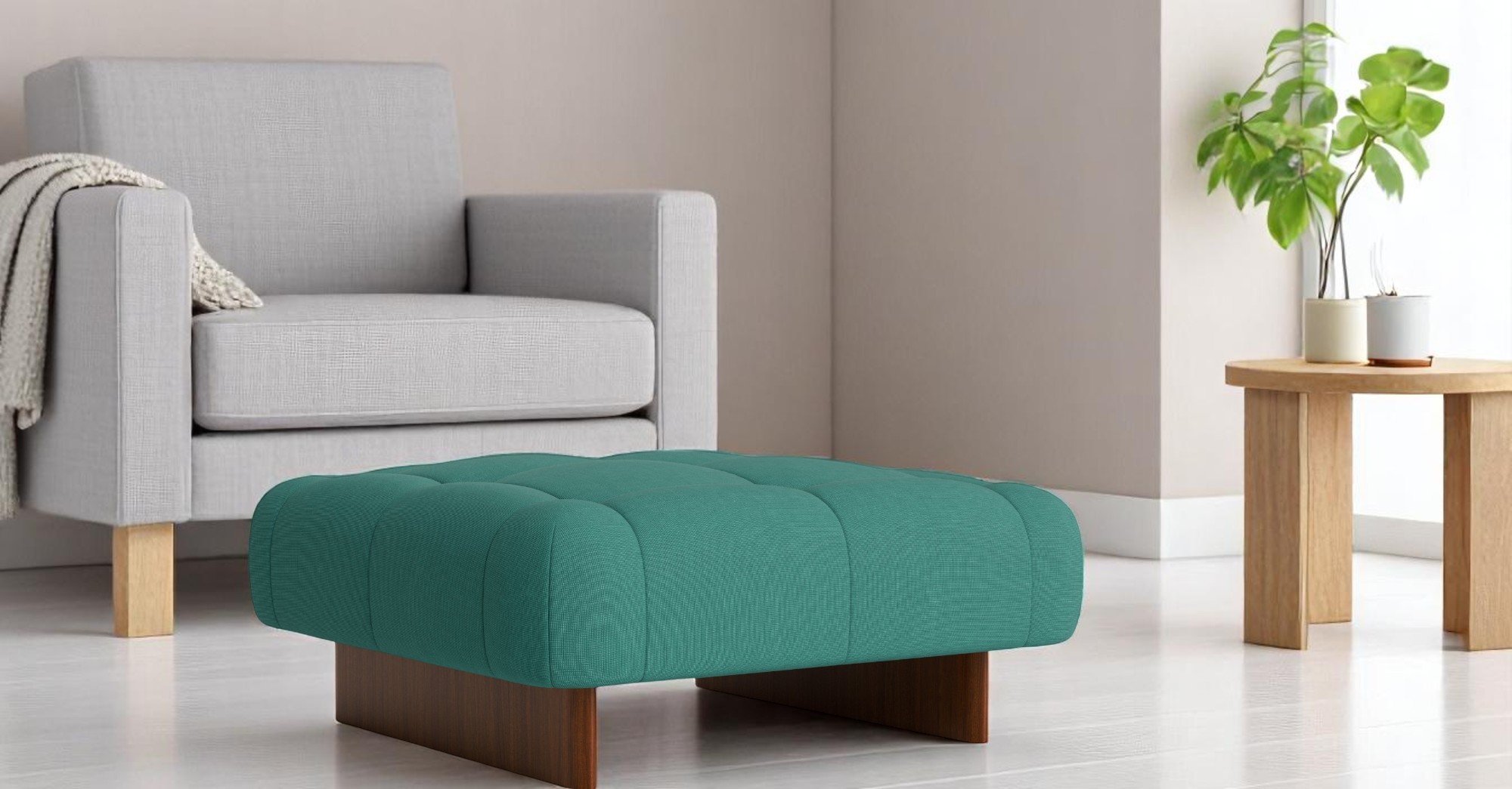 Nahaufnahme des türkisfarbenen Quilton Lift Ottoman Hockers von Hay mit gesteppter Oberfläche und Holzfuß.