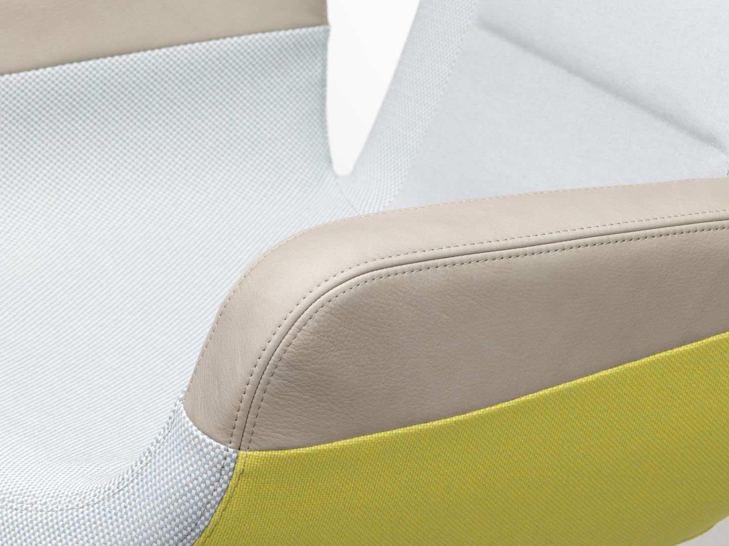 Detailaufnahme vom East River Chair Sessel von Vitra: Lederarmlehne, Textilbezug in Weiß und Gelb.