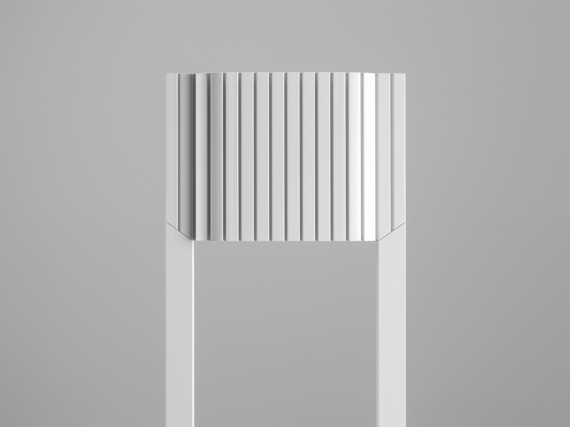 Detailaufnahme der Unic LED Stehleuchte in Weiß mit geriffeltem Lampenschirm.