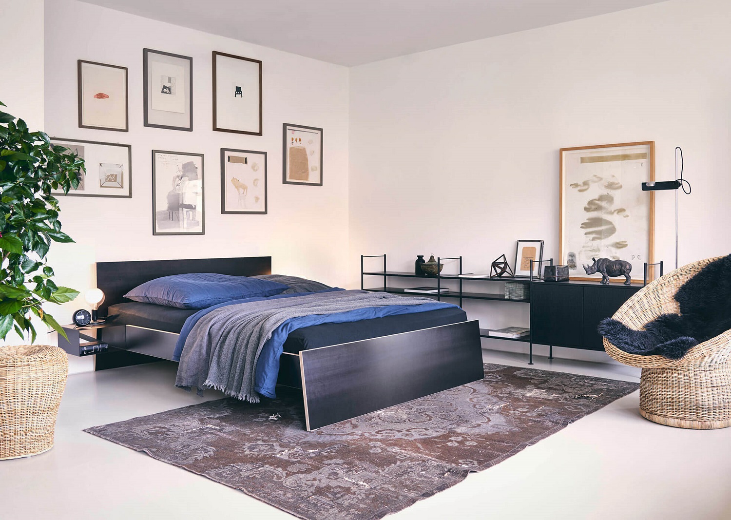 Schlafzimmer mit Stockholm Bett und Nachttisch zum Einhängen von Richard Lampert, modernes Design.