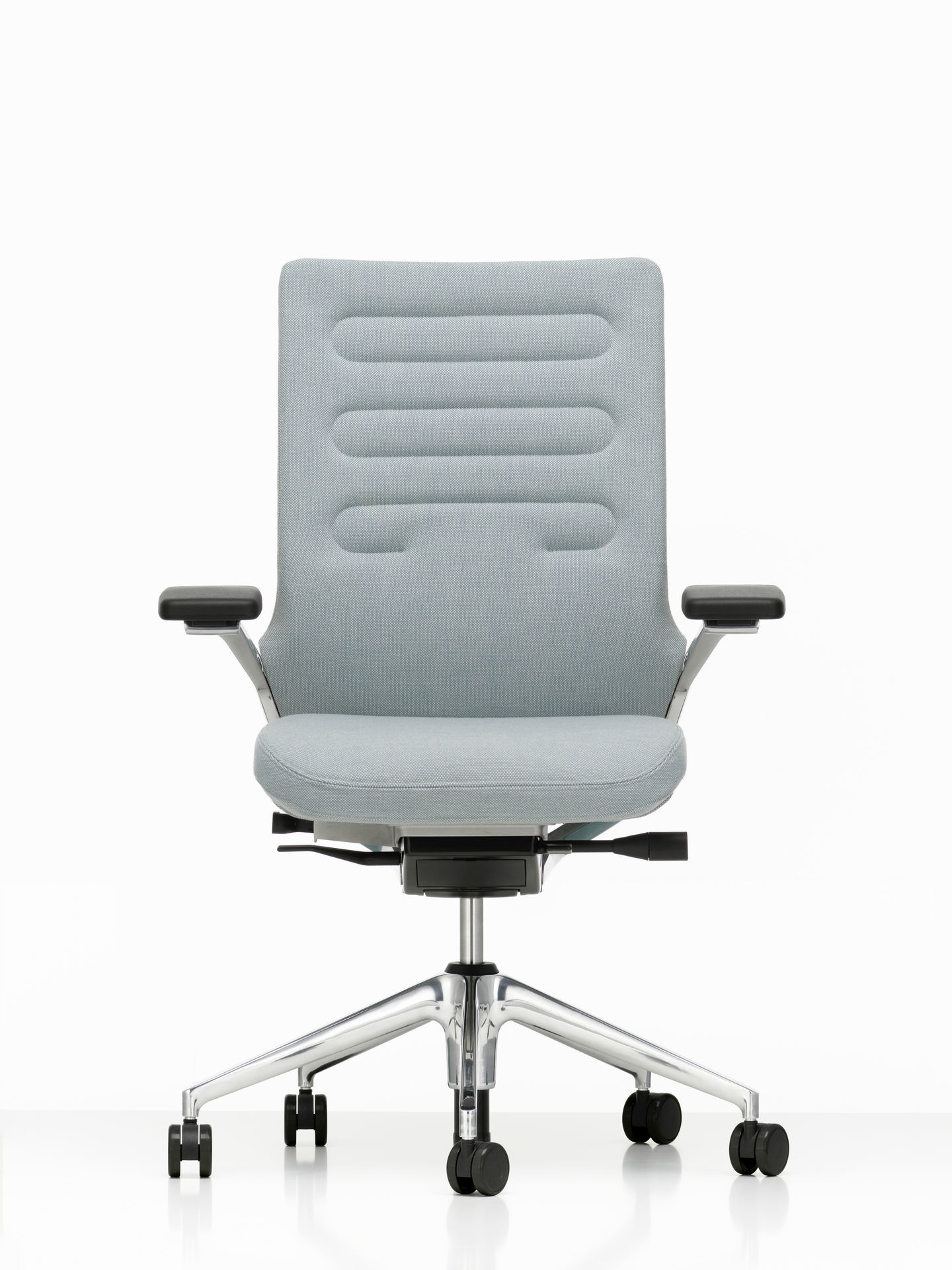 Vitra AC5 Work Bürodrehstuhl in Hellblau mit Chromfußkreuz und verstellbarer Lumbalstütze, Frontansicht.