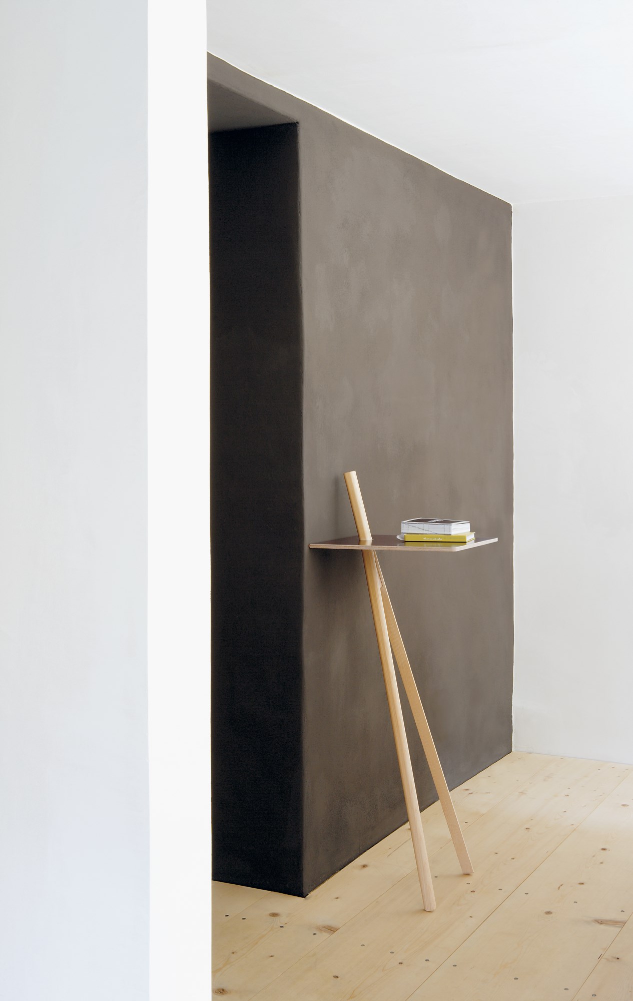 Der kleine Lehner Stehpult von Nils Holger Moormann aus Holz, minimalistisches Design für Büro und Zuhause.