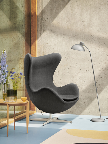 Grauer Egg Chair Sessel von Fritz Hansen mit Lampe und Beistelltisch in modernem Wohnzimmer.
