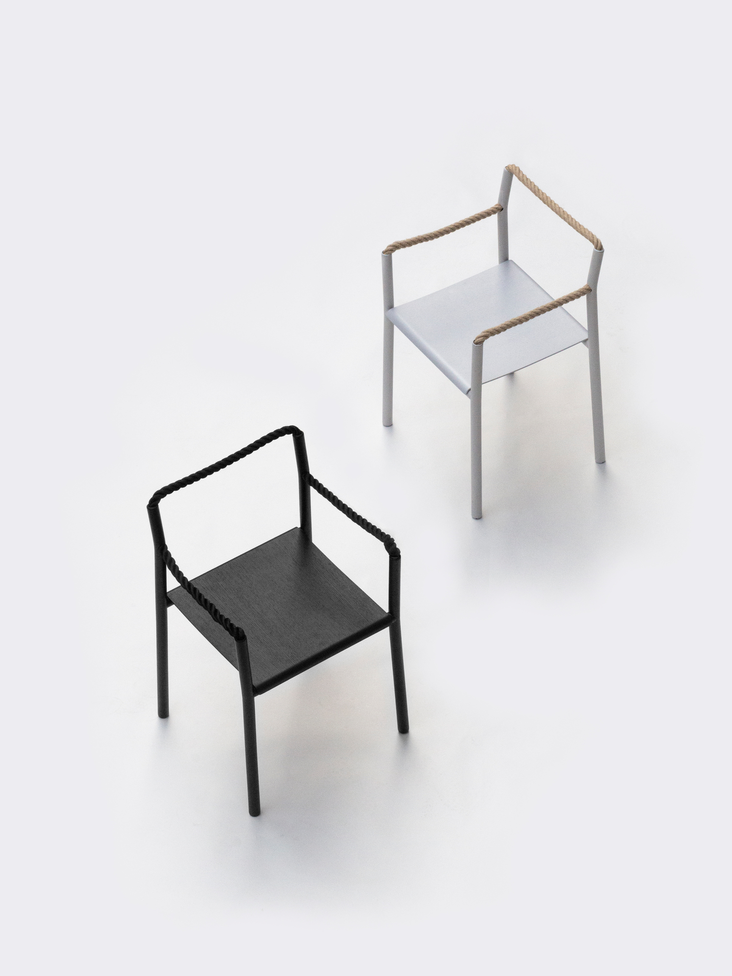 Zwei Rope Chair Stühle von Artek, einer schwarz, einer silber, minimalistisches Design mit Seildetails.