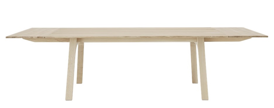 Muuto Earnest Esstisch ausziehbar, helles Holz, rechteckige Tischplatte und vier schräge Beine.