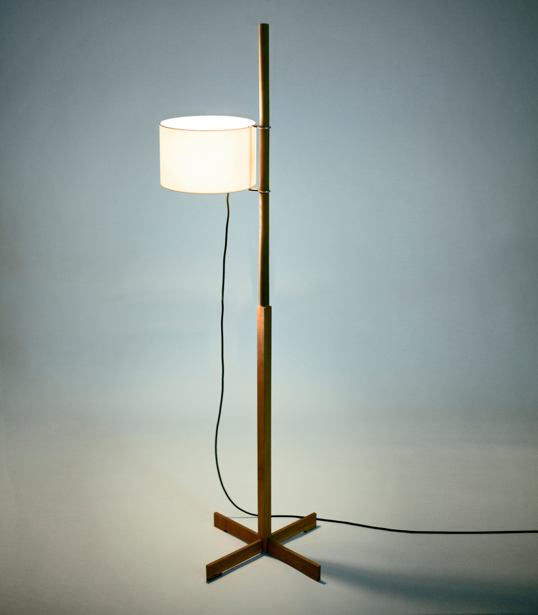 Santa & Cole TMM Stehleuchte aus Eiche mit beigem Lampenschirm, moderne Wohnzimmerlampe für indirektes Licht.