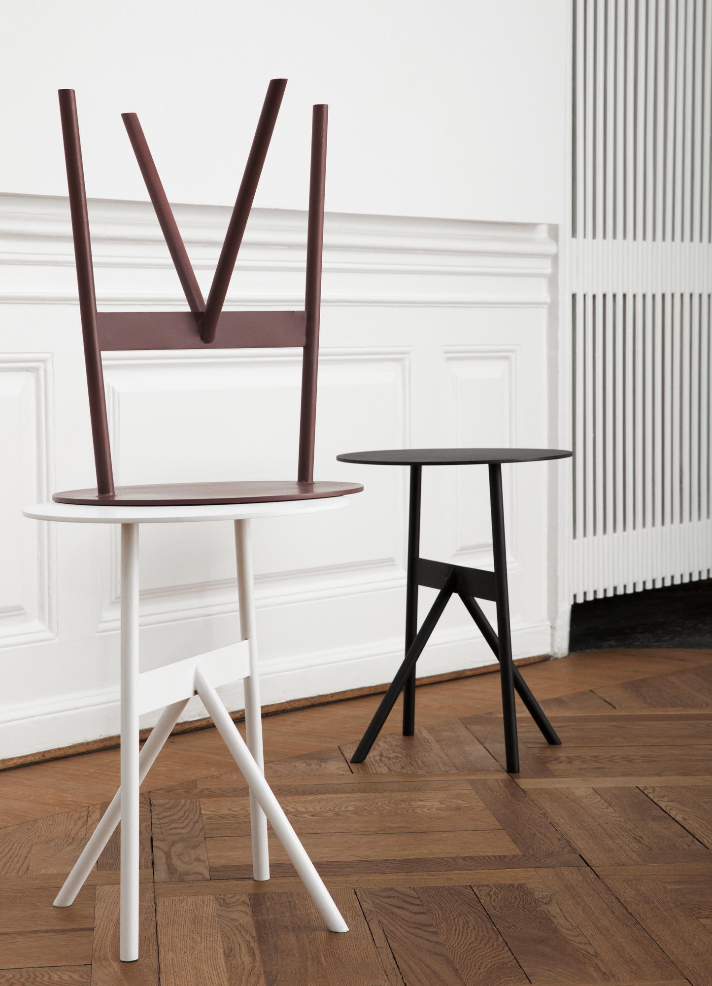 Zwei Stock Table Beistelltische von Normann Copenhagen in Schwarz und Weiß auf Parkettboden.