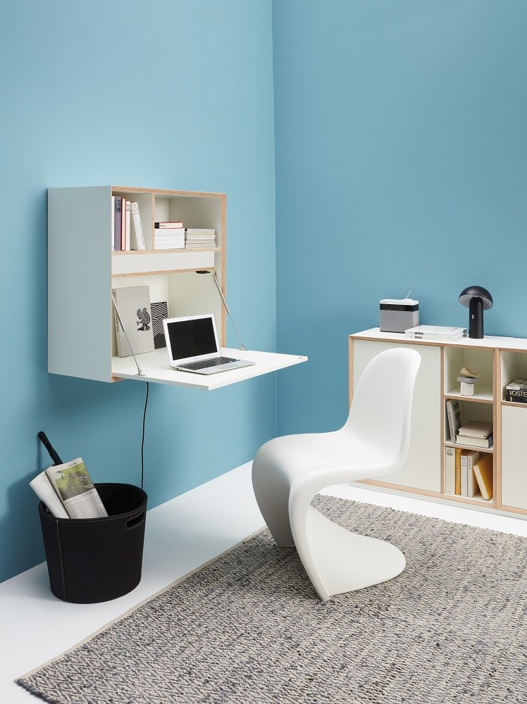 Vertiko Ply Five Wandsekretär von Müller Möbelwerkstätten, hellblau, mit Laptop und Regalfächern im modernen Arbeitszimmer.