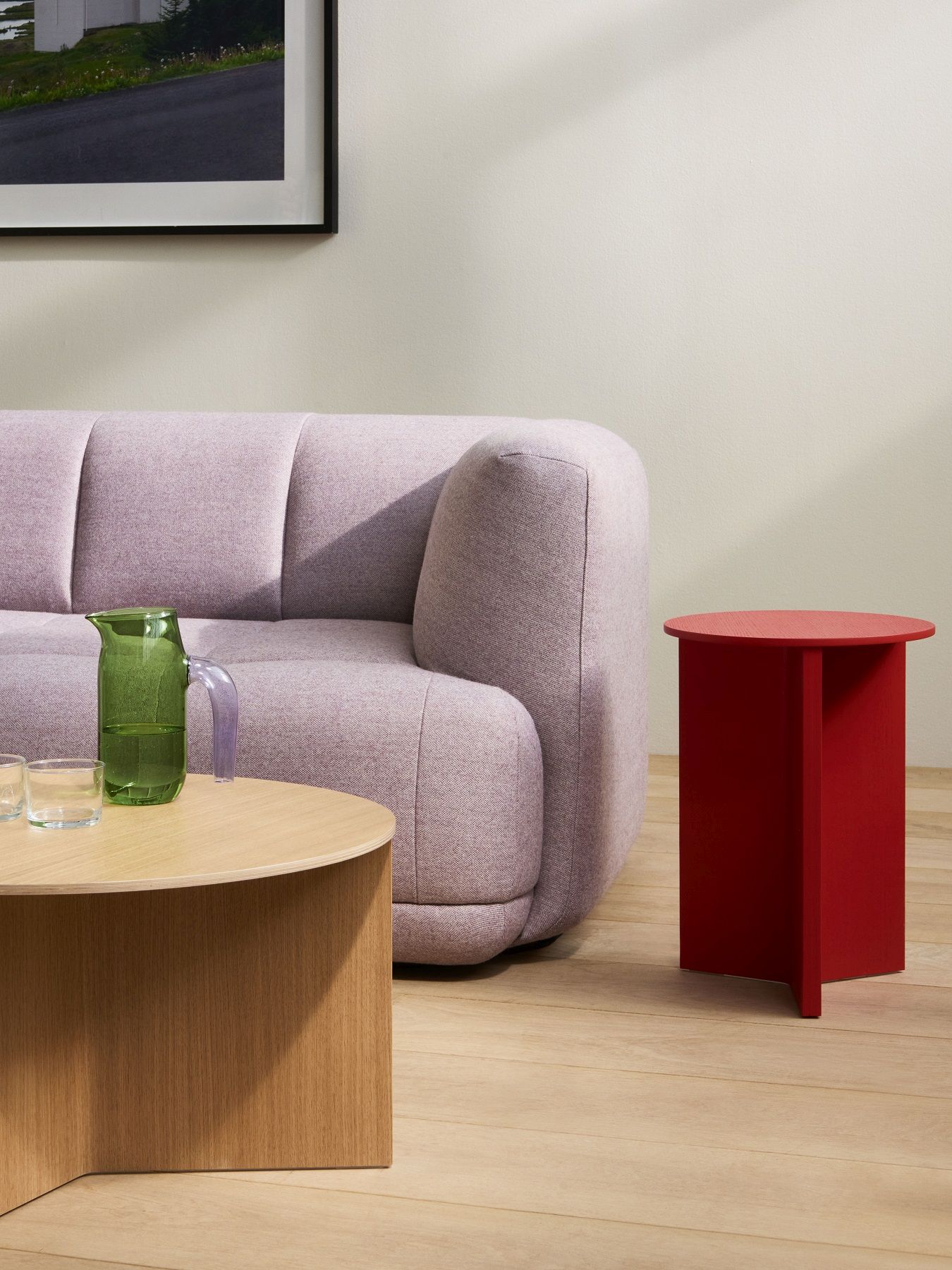 Hay Slit Table Wood Round High Beistelltisch aus Eiche und roter Slit Table im Wohnzimmer.