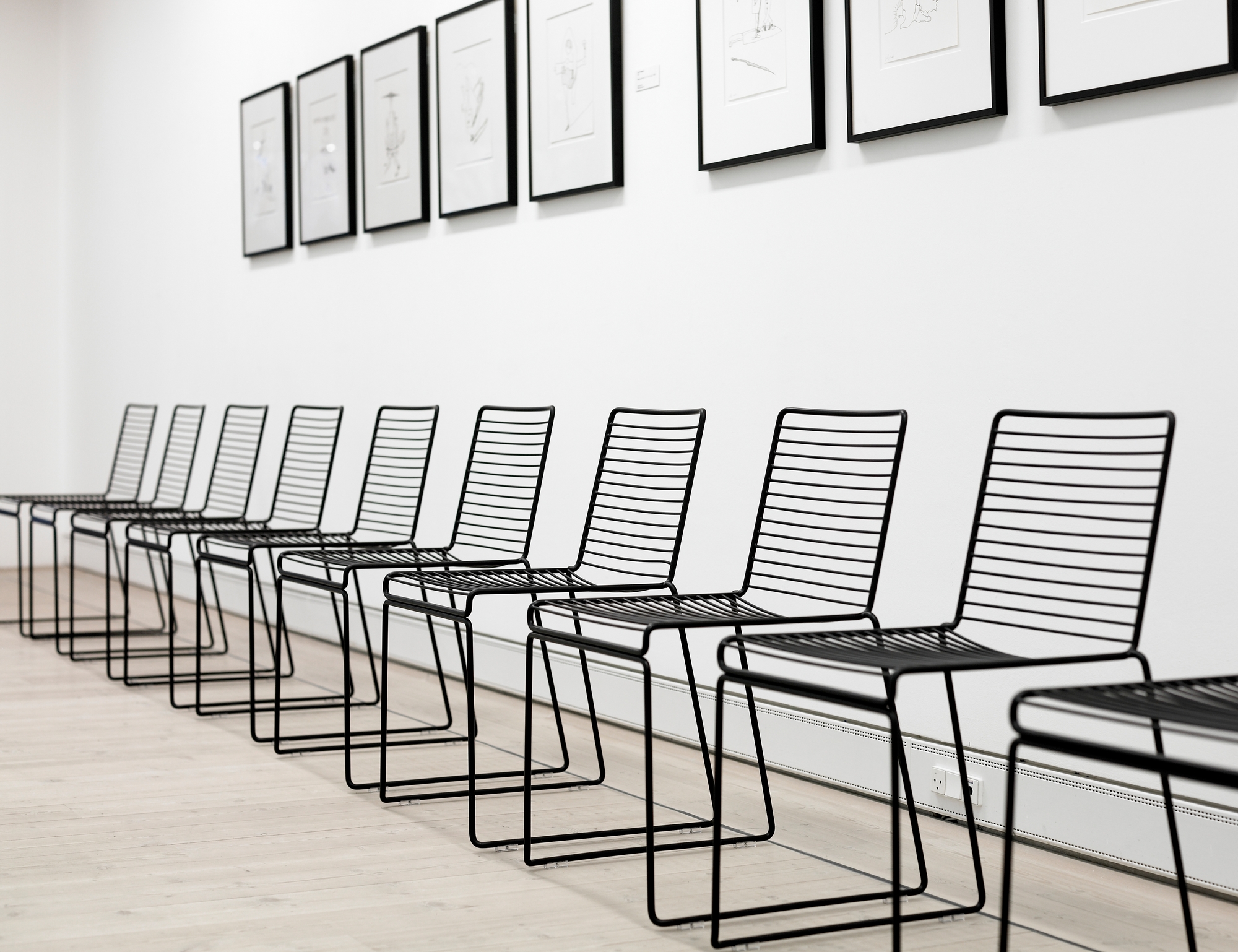 Reihe schwarzer Hee Stühle von Hay mit minimalistischem Design für Esszimmer und Wohnbereich.