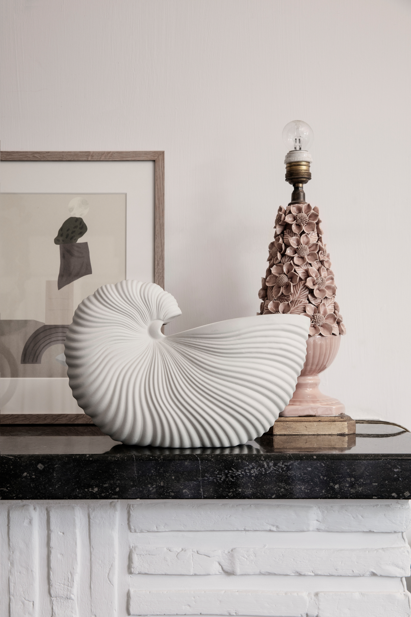 Nahaufnahme der Ferm Living Shell Pot Vase, einer weißen, muschelförmigen Keramikvase.