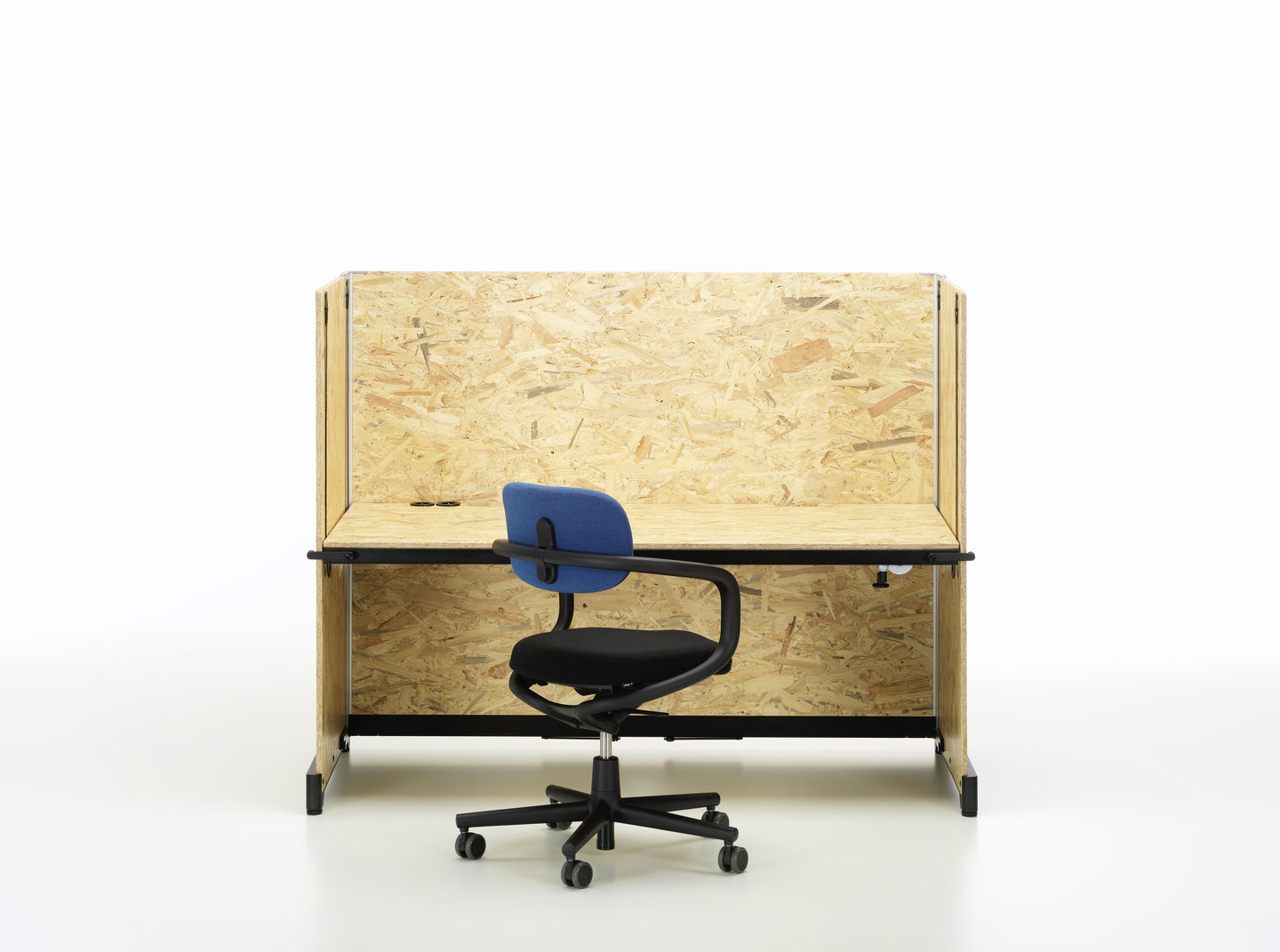 Allstar Bürodrehstuhl SILK MESH NERO von Vitra vor einem Schreibtisch mit Holzverkleidung.