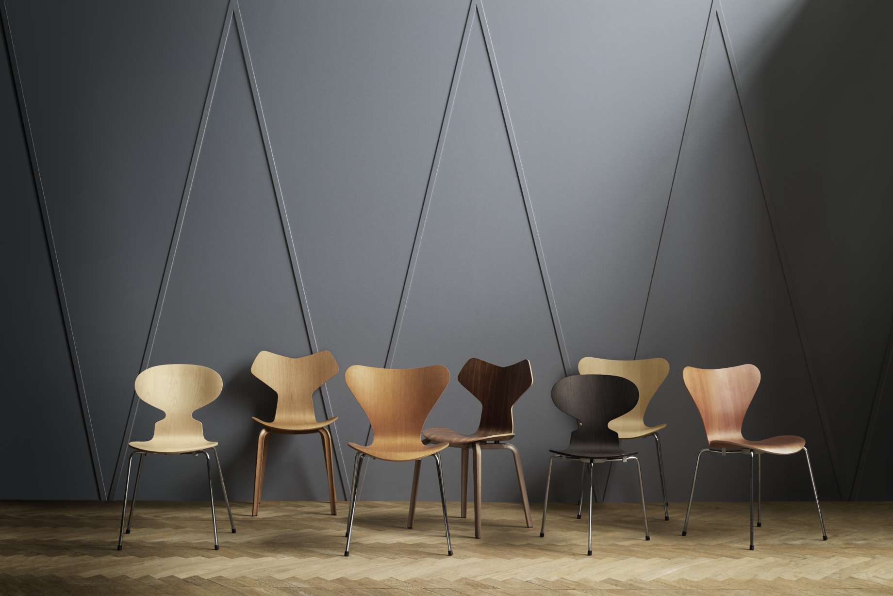Sechs Siebener Stühle / Serie 7 Stühle 3107 von Fritz Hansen in verschiedenen Holzfarben.