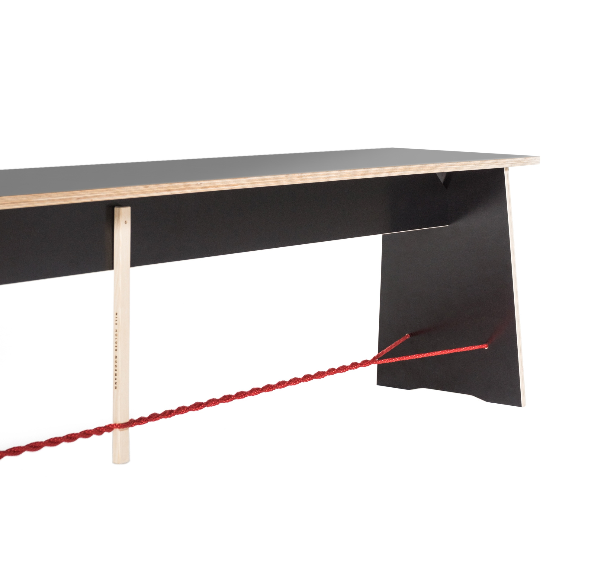 Langer Max Sitzbank von Nils Holger Moormann, schwarzes Holz, minimalistisches Design mit roter Kordel.
