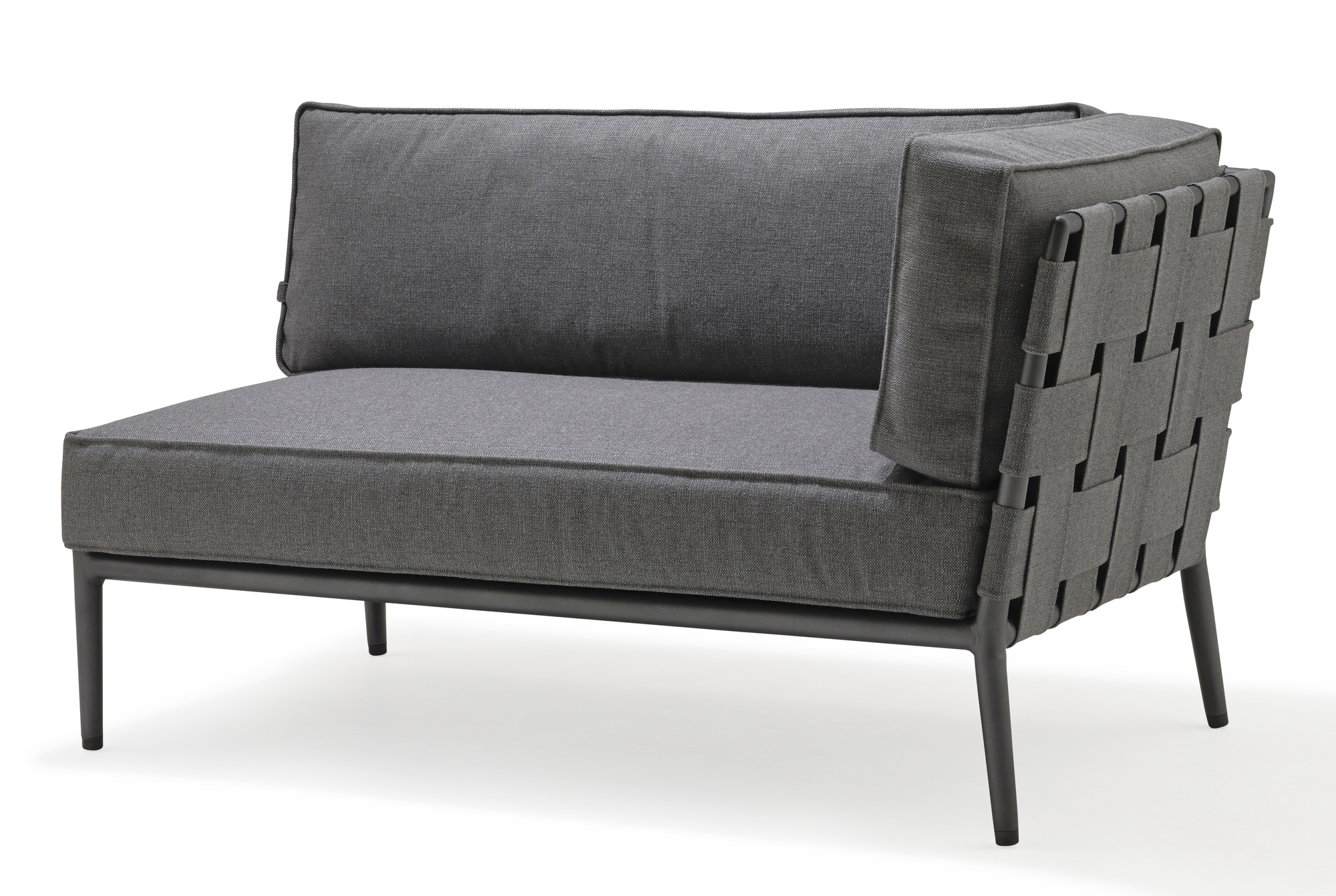 Graues Cane-Line Conic Outdoor Modulsofa 2-Sitzer links mit geflochtener Rückenlehne und schwarzen Beinen.