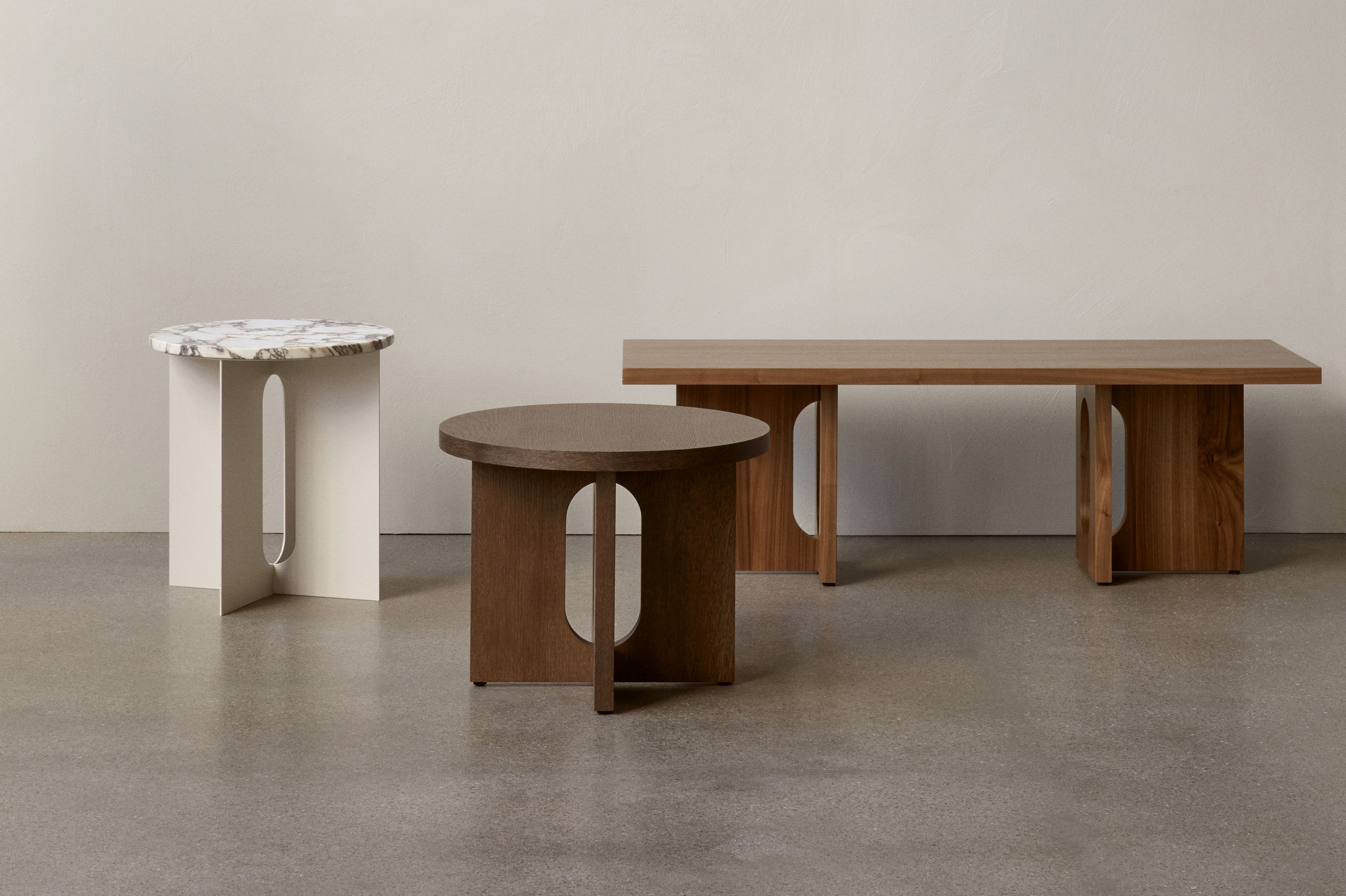 Androgyne Beistelltisch Audo mit dunkler Eiche und ovaler Aussparung im Gestell, modernes Design.