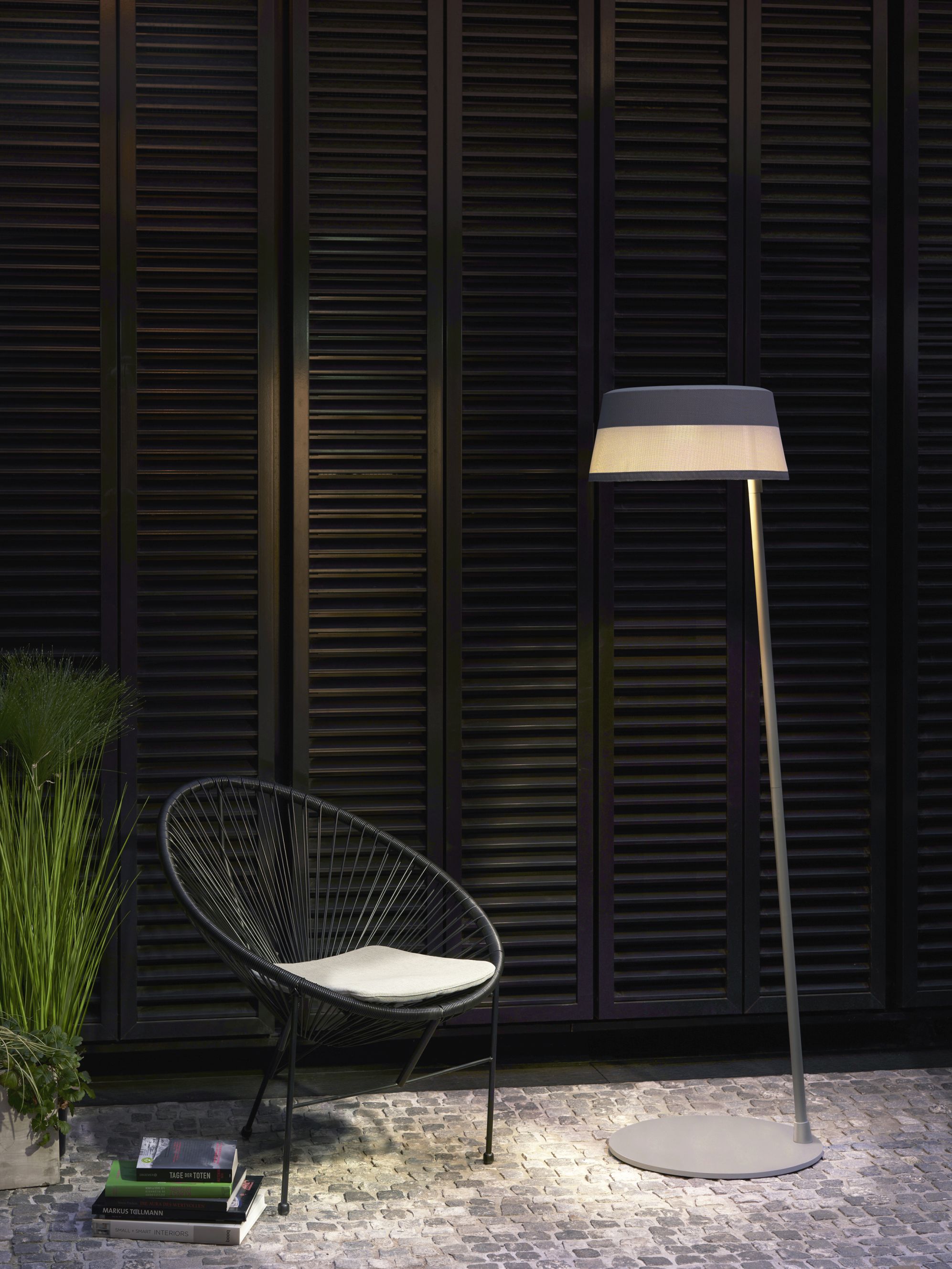 ISA-BELLE Solarleuchte von Moree, moderne Stehlampe und Bogenlampe für den Außenbereich mit indirektem Licht.