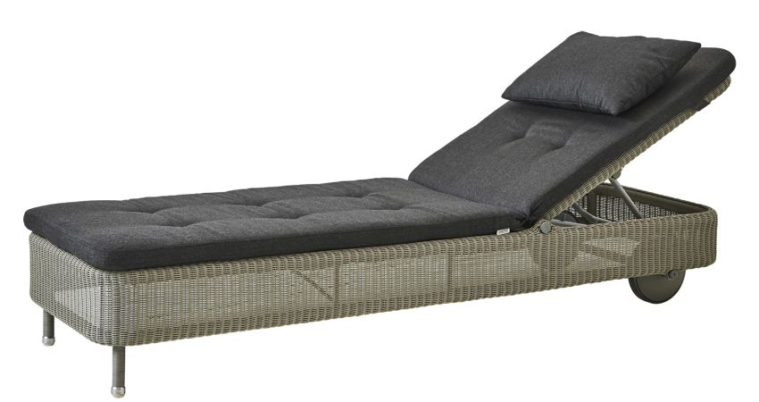 Presley Cane-Line Sonnenliege mit schwarzem Outdoor Kissen und QuickDry System für den Garten.