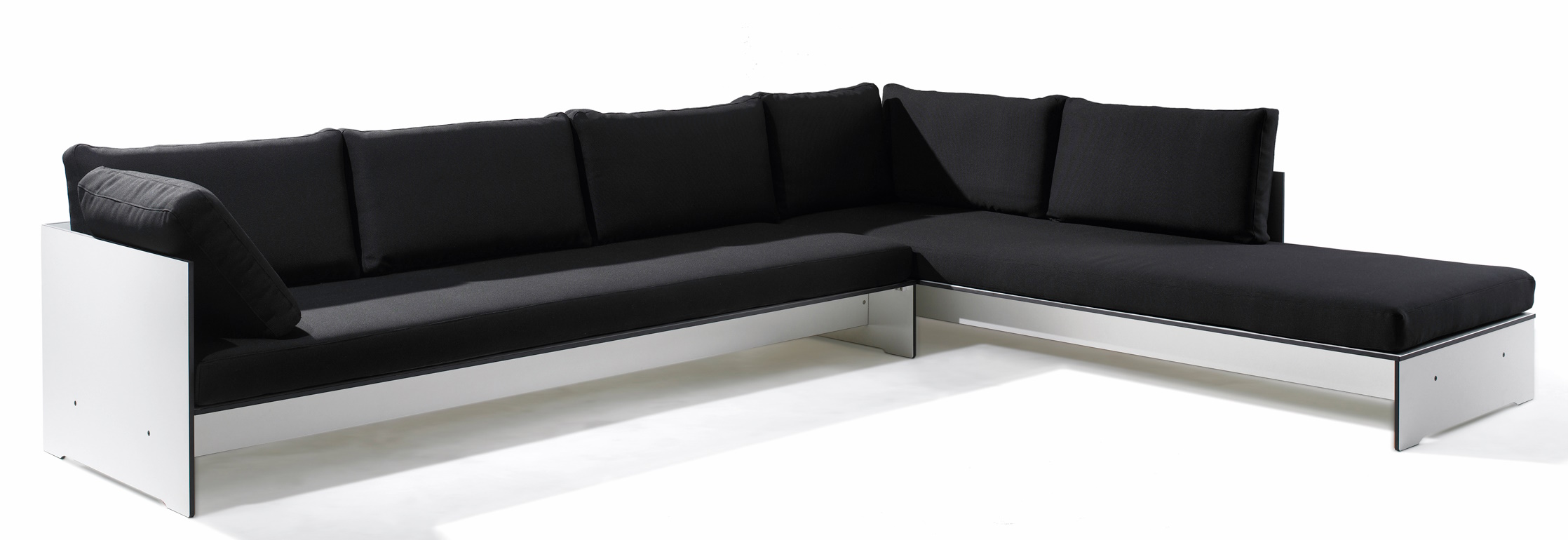 Riva Lounge Sofa von Conmoto, schwarze Eckcouch mit weißen Seitenteilen, modernes Design.